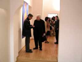 Děkan FaVU Dr.Spielmann v družném hovoru se sochařem Sobotkou...