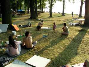 Účastníci workshopů na pláži Ostende