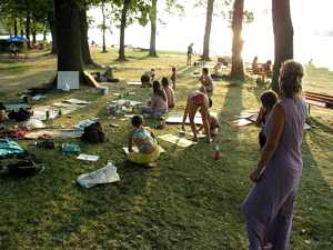 Účastníci workshopů na pláži Ostende