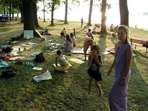 Účastníci workshopů na pláži Ostende