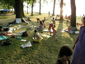 Účastníci workshopů na pláži Ostende