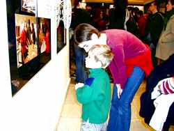 Martina, bývalá modelka na malbě, se svým synem