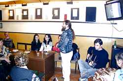 Krátkým proslovem bylo zahájeno čtení v pauzách doprovázené kytarou