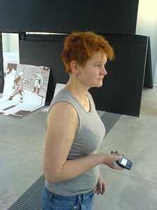 I tato slečna zde malovala. Obraz za ní není její.