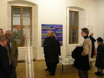 Skleněné trubice vydávaly zvuk proudícím vzduchem poháněným motorkem. Kliknutím se zvětší